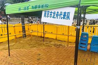 波杰姆斯基赛后返场与朋友及粉丝互动 腰伤无碍下一场可以打